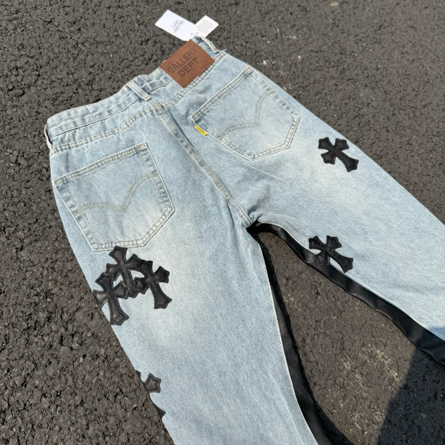 #8148 P290💰 Independent GALLERY DEPT. Vintage multi-leather splicing black leather cross loose washed flared jeans - truly restore the ultimate texture of Vintage - original hardware accessories washed and other elevators, QR code analysis are all purchased from the original factory, high degree of restoration, you are welcome to compare with a certain product ~ - three-dimensional version Loose and comfortable, not picky about the figure, tall and slim, factory Seiko, original factory quality control, same style for men and women, can be matched with couples, versatile recommendation Essential jeans for all seasons - sizes: 28 30 32 34 36